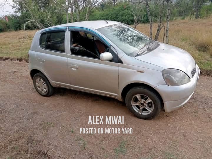 Toyota Vitz 2015 Silver