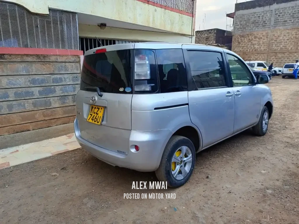 Toyota Sienta 2016 Silver