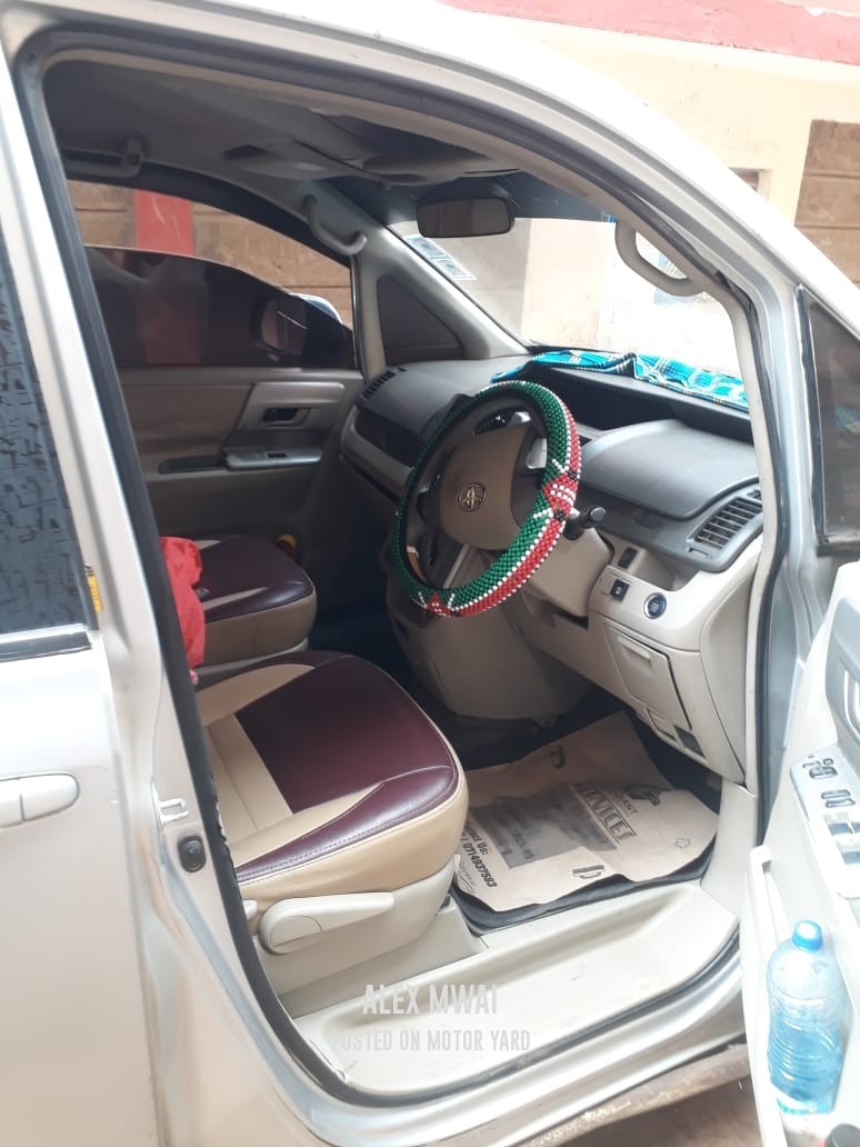 Toyota Noah 2012 Silver