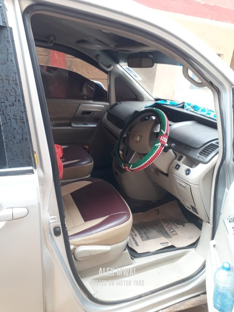 Toyota Noah 2012 Silver