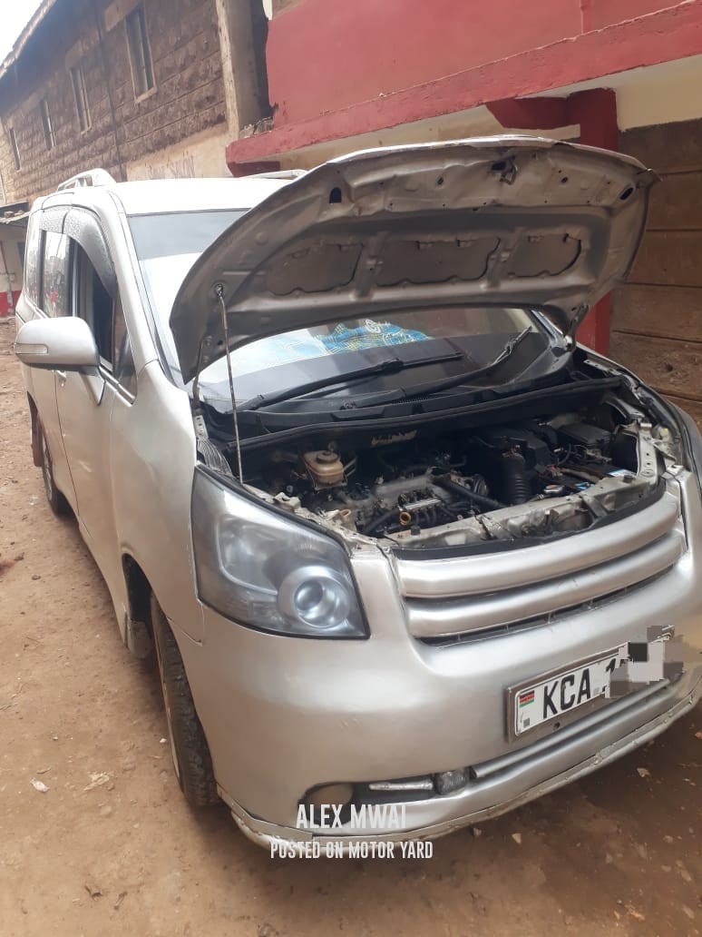 Toyota Noah 2012 Silver