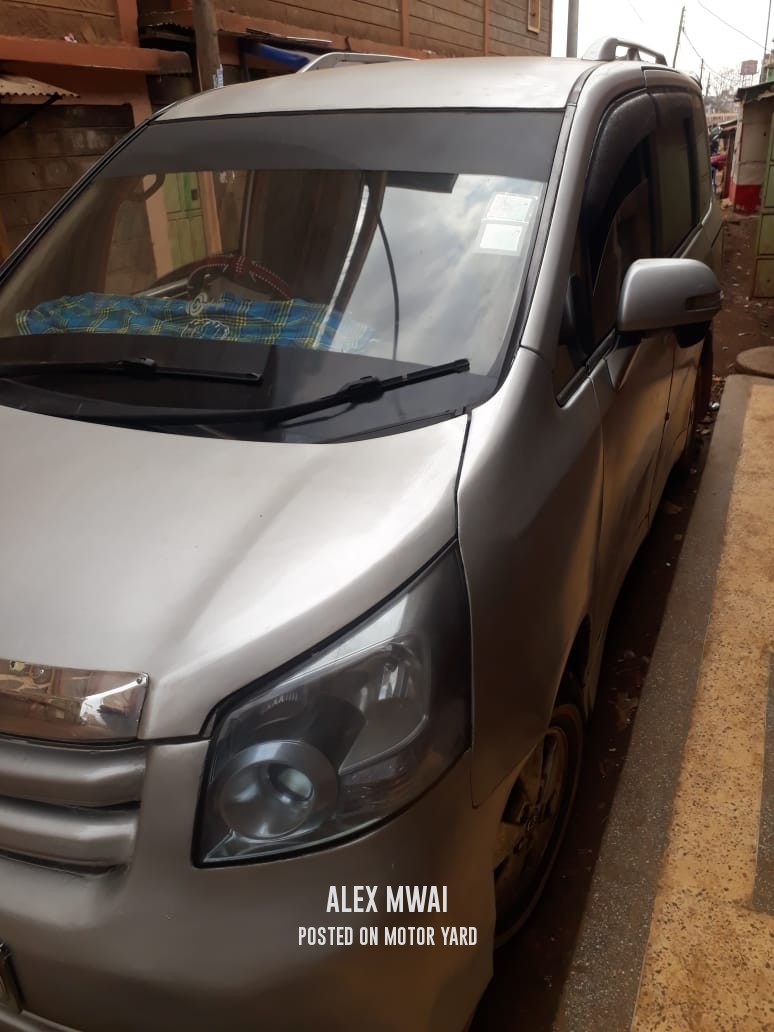 Toyota Noah 2012 Silver