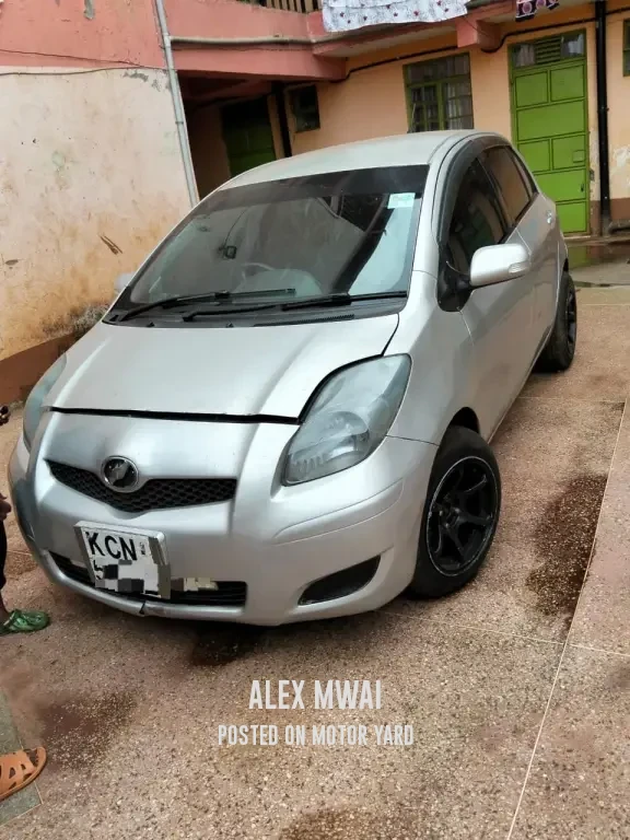 Toyota Vitz 2017 Silver