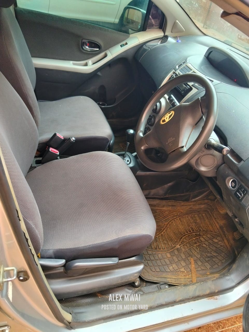 Toyota Vitz 2017 Silver