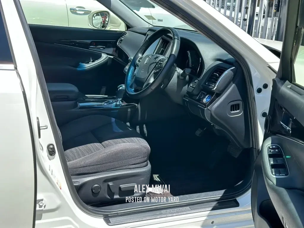 Toyota Crown 2017 White