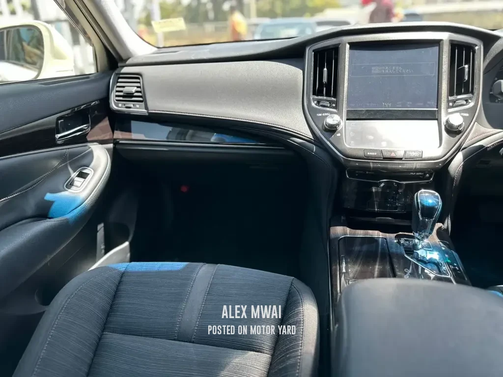 Toyota Crown 2017 White