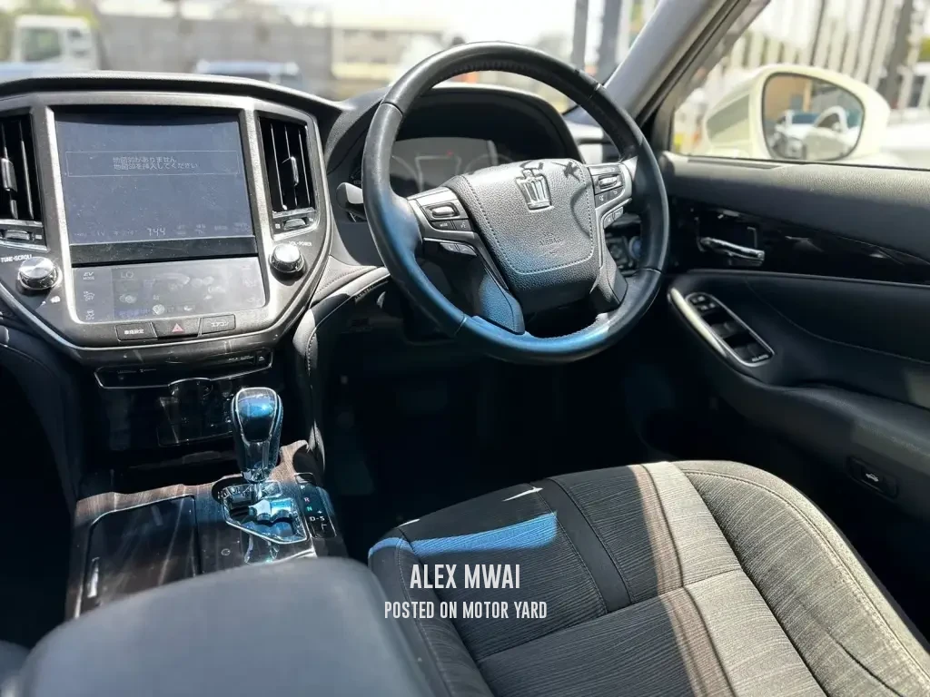 Toyota Crown 2017 White