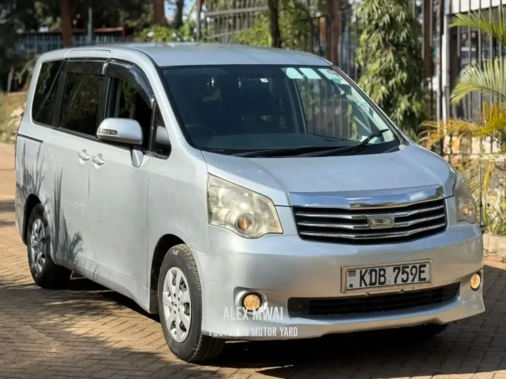 Toyota Noah 2014 Silver