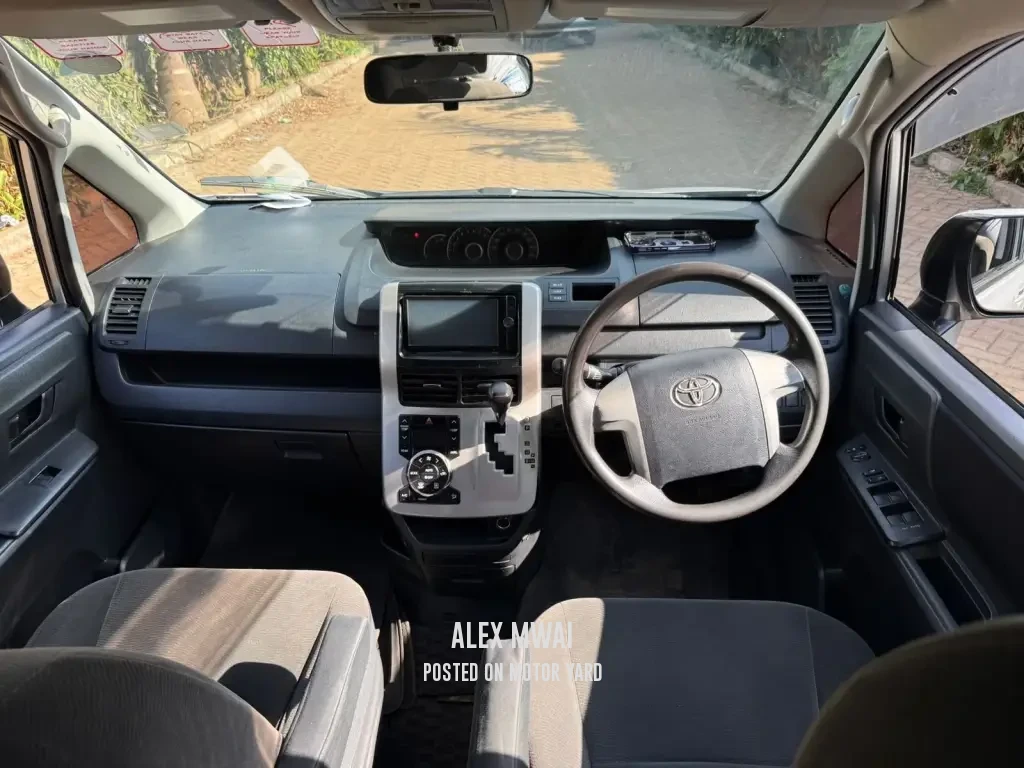 Toyota Noah 2014 Silver