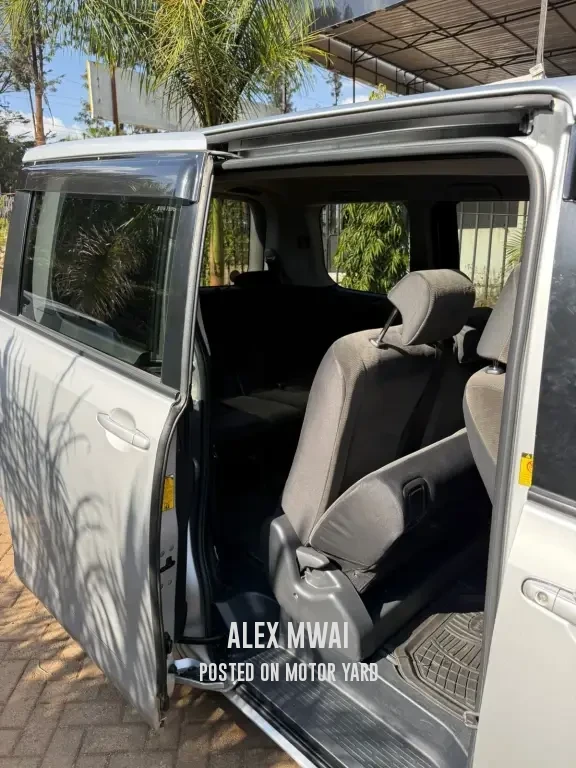 Toyota Noah 2014 Silver