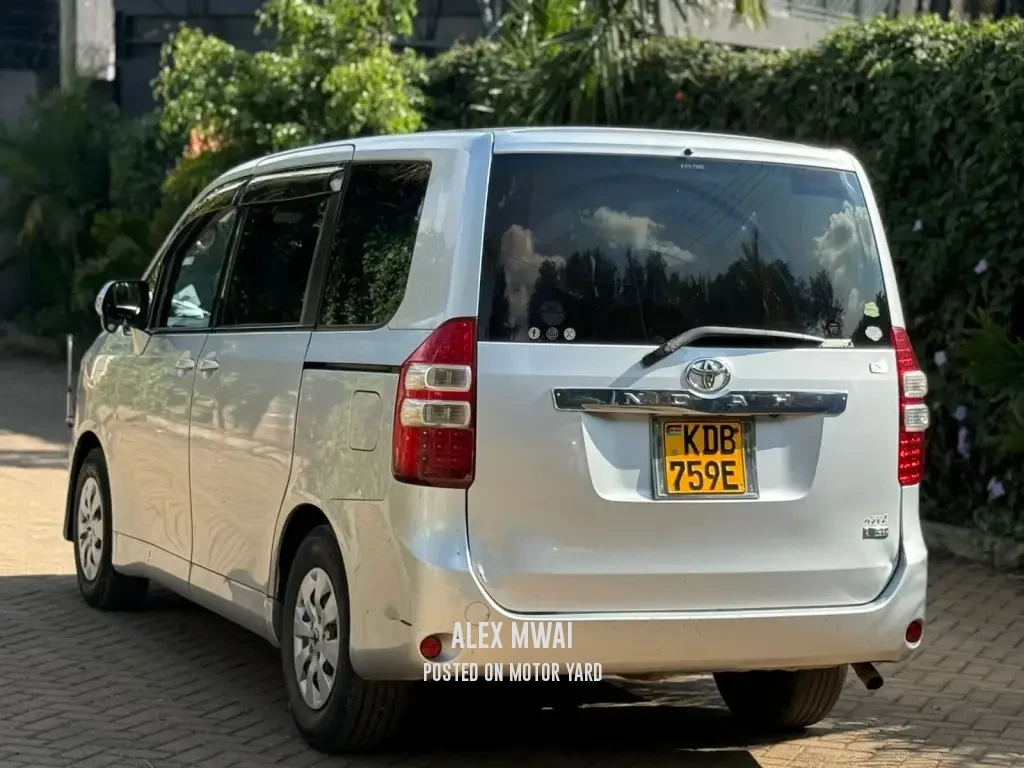 Toyota Noah 2014 Silver