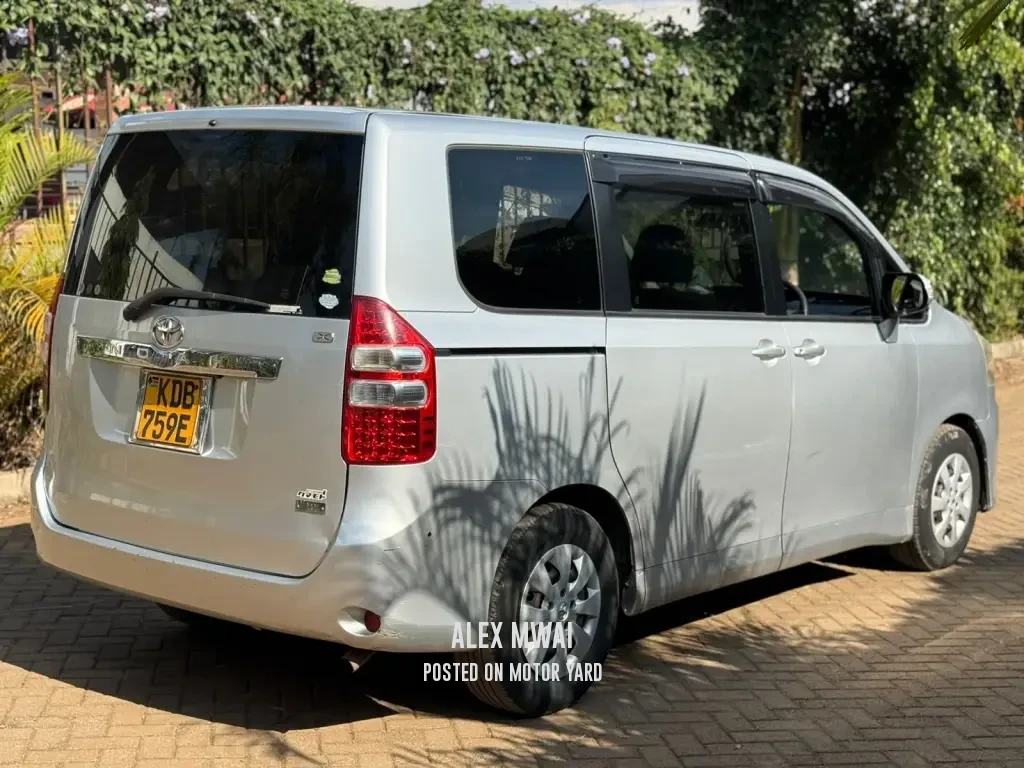 Toyota Noah 2014 Silver