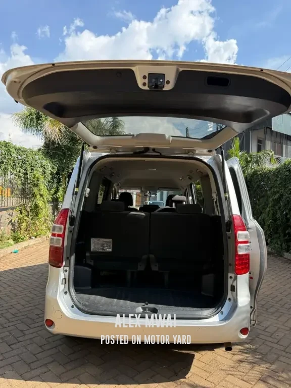 Toyota Noah 2014 Silver