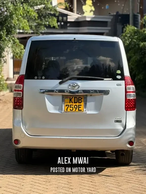 Toyota Noah 2014 Silver