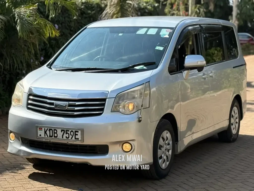 Toyota Noah 2014 Silver