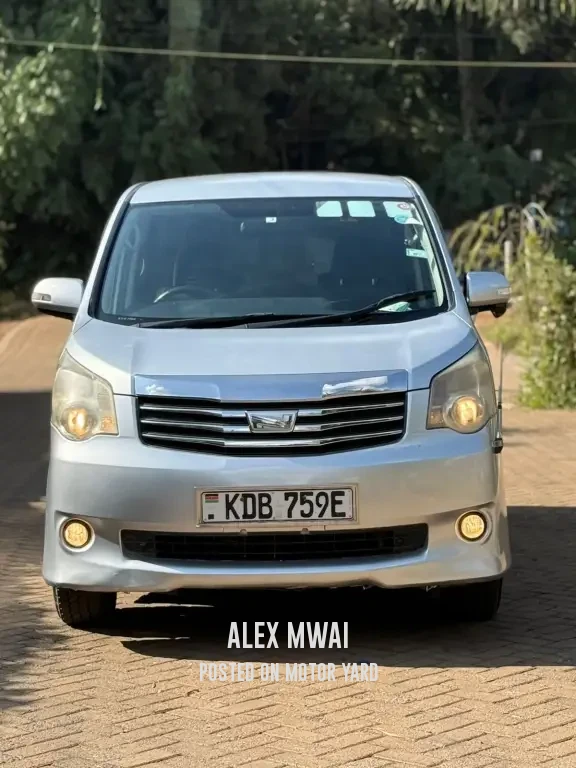 Toyota Noah 2014 Silver