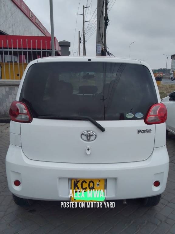 Toyota Porte 2011 White