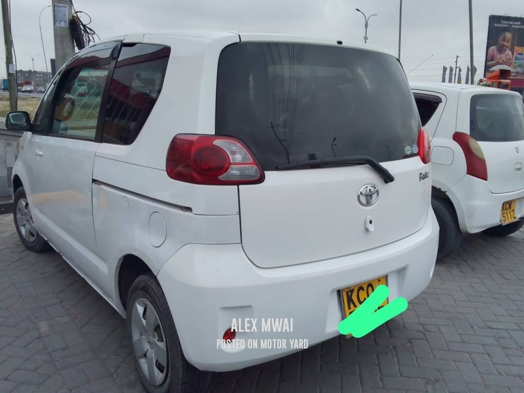 Toyota Porte 2011 White