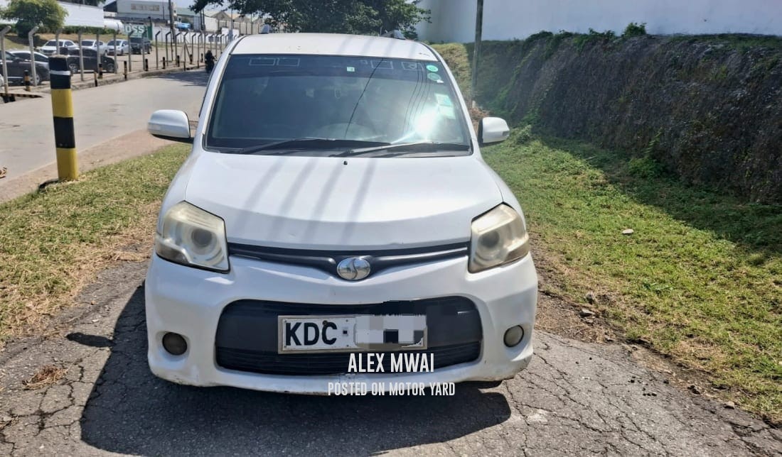 Toyota Sienta 2012 Silver
