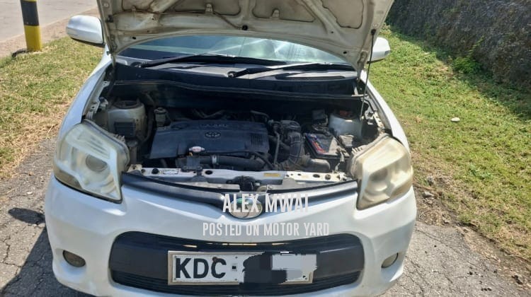 Toyota Sienta 2012 Silver