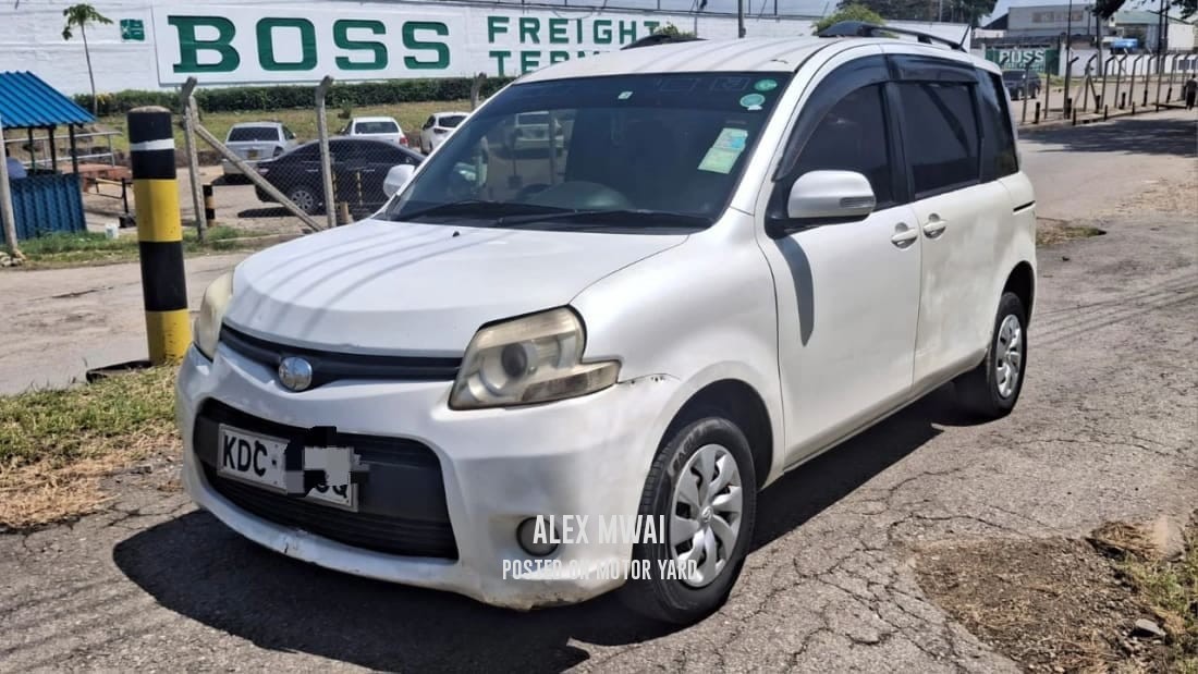 Toyota Sienta 2012 Silver