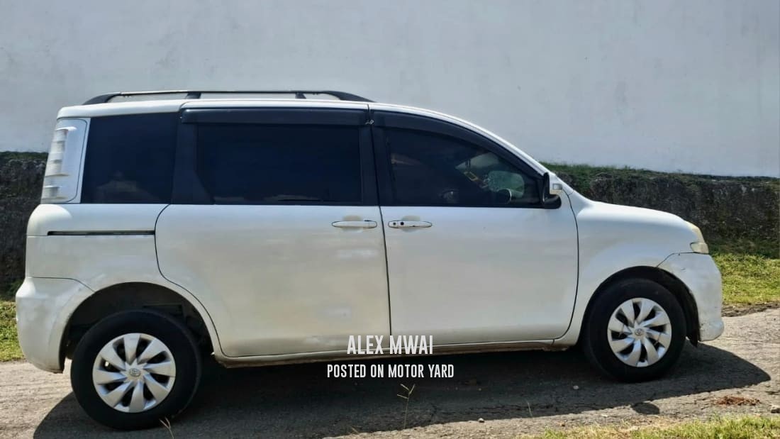 Toyota Sienta 2012 Silver