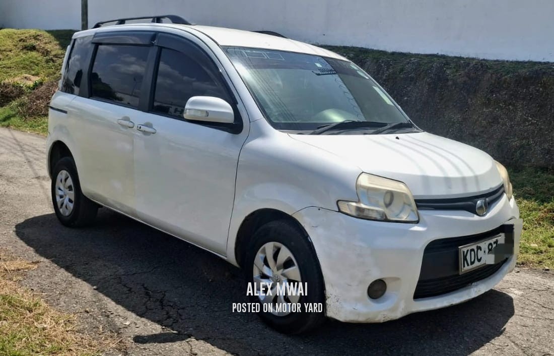Toyota Sienta 2012 Silver