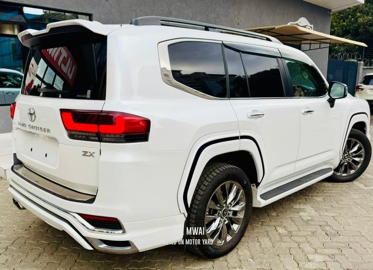 Toyota Land Cruiser Prado ZX 2023 White