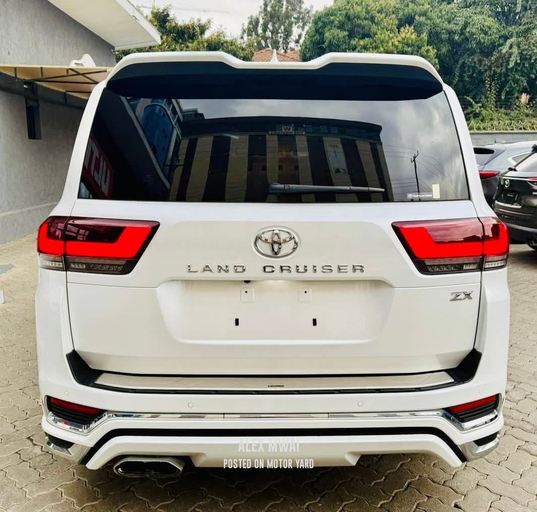 Toyota Land Cruiser Prado ZX 2023 White