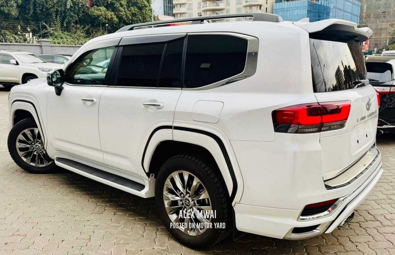 Toyota Land Cruiser Prado ZX 2023 White