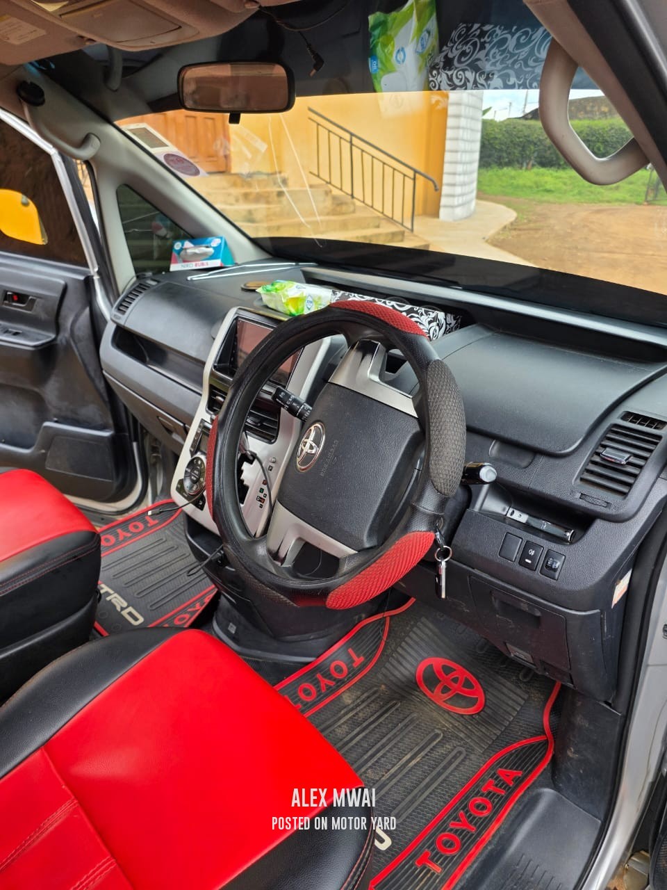 Toyota Noah 2014 Silver