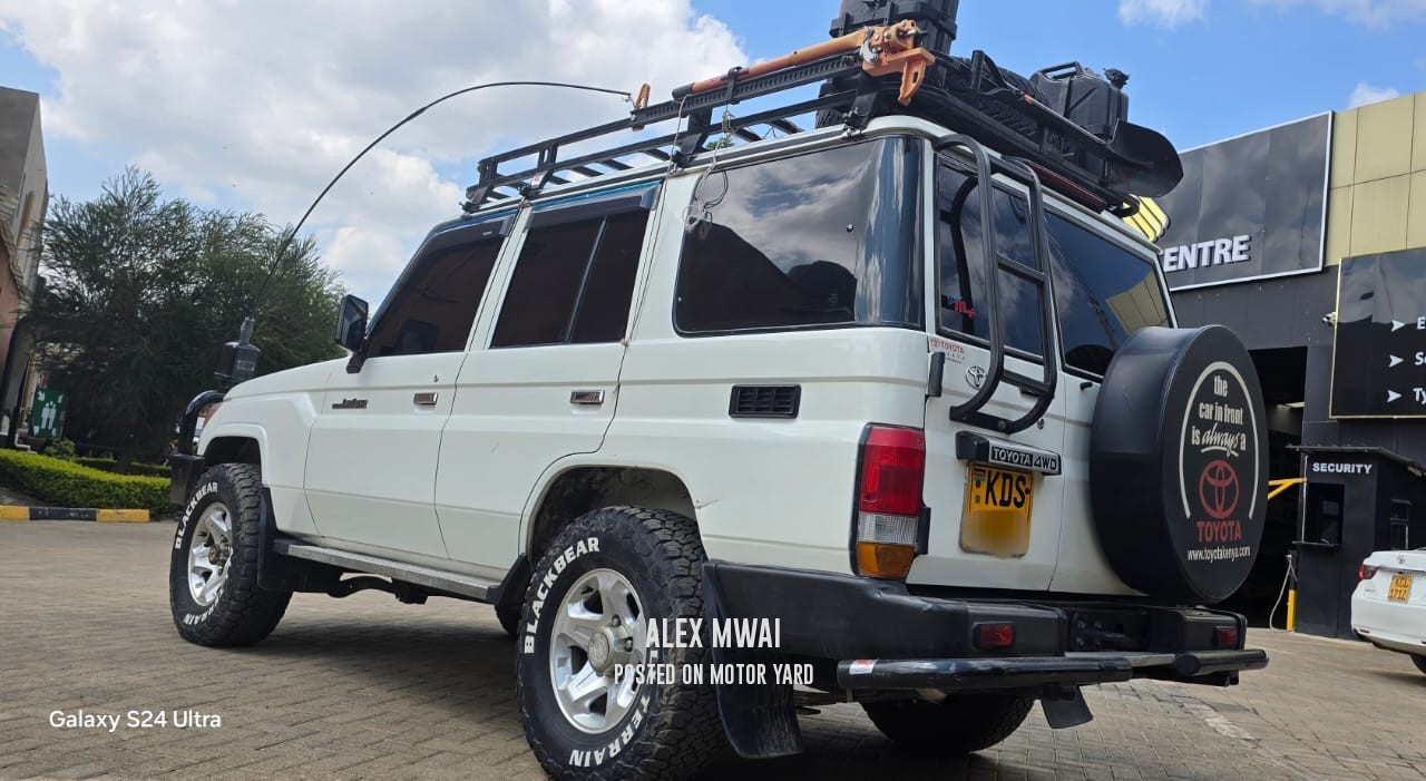 Toyota Land Cruiser 2017 White