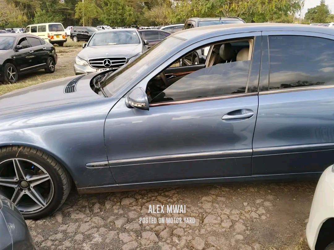 Mercedes-Benz E200 2003 Blue