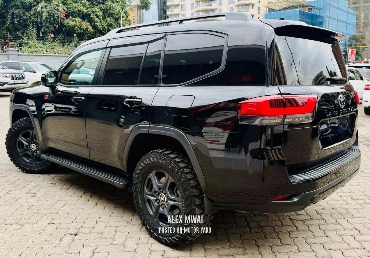 Toyota Land Cruiser 300 Series GR 2023 Black