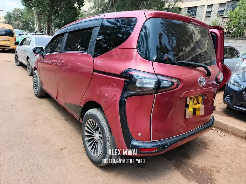 Toyota Sienta 2014 Maroon