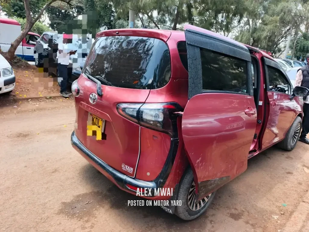Toyota Sienta 2014 Maroon