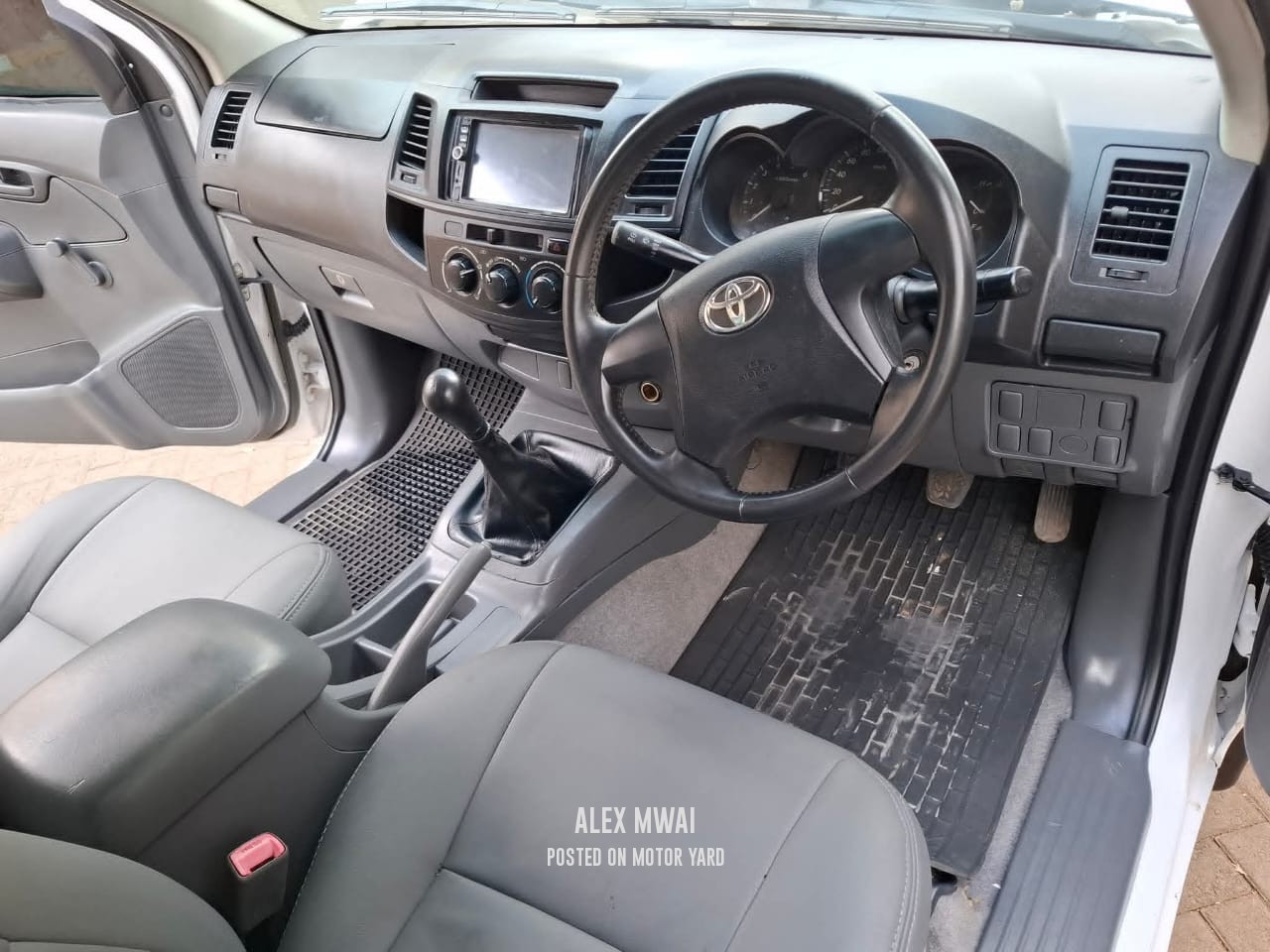 Toyota Hilux Vigo S/Cab 2015 White