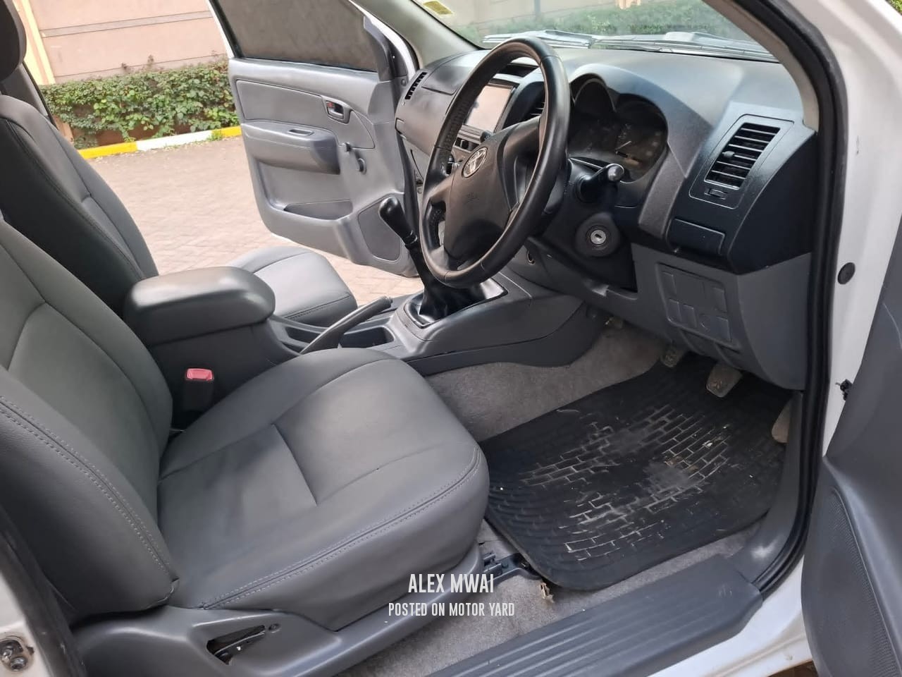 Toyota Hilux Vigo S/Cab 2015 White