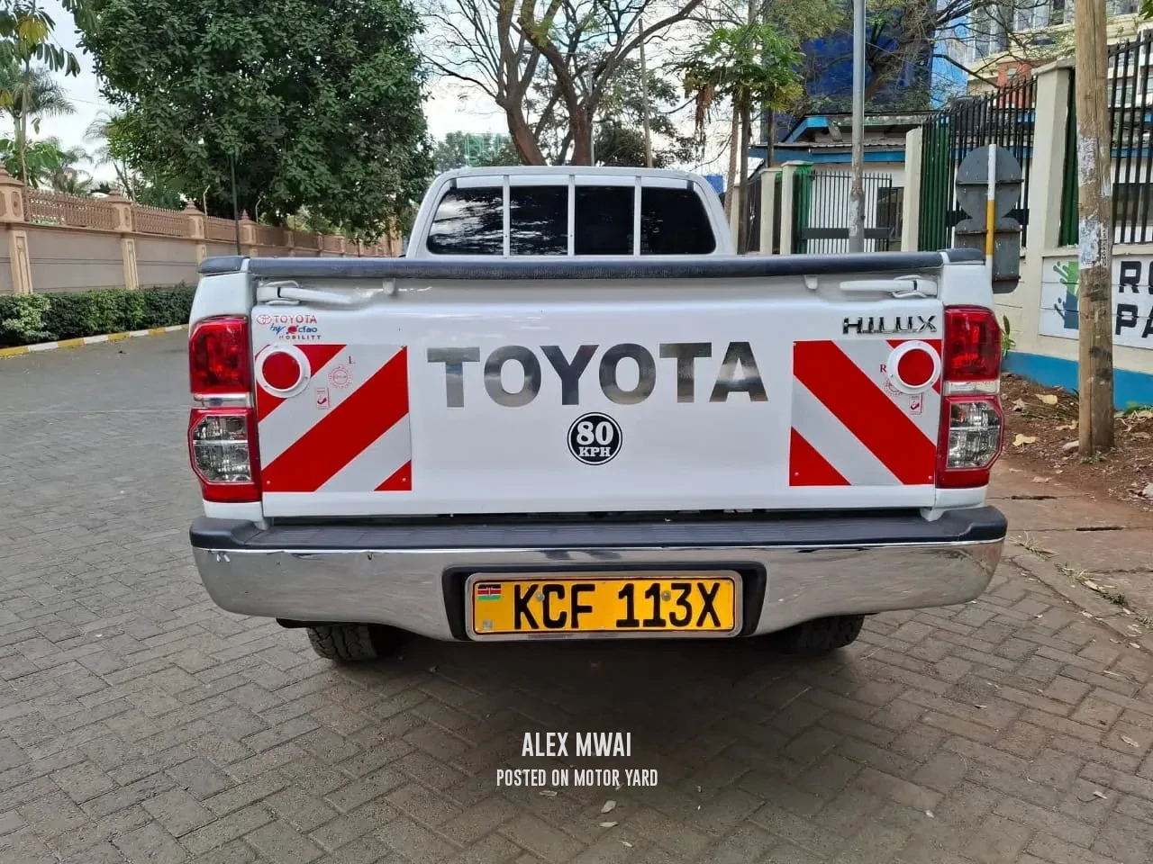 Toyota Hilux Vigo S/Cab 2015 White