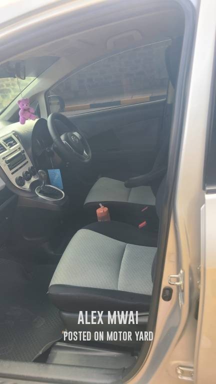 Toyota Ractis 2015 Silver