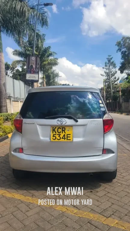 Toyota Ractis 2015 Silver