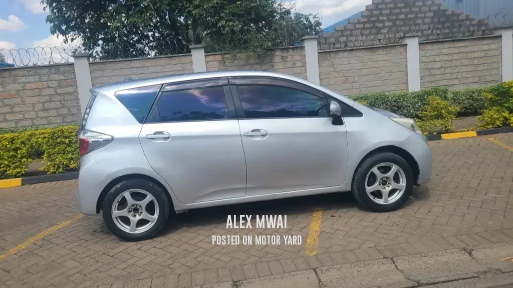 Toyota Ractis 2015 Silver