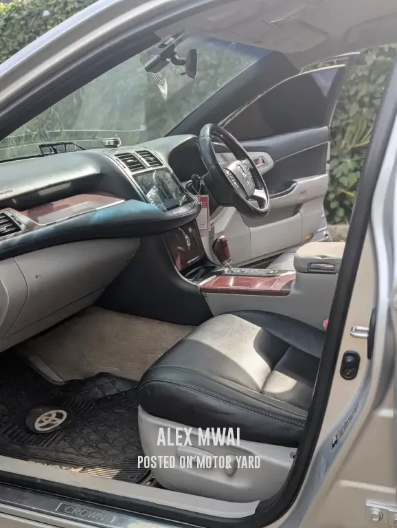 Toyota Crown 2018 Silver