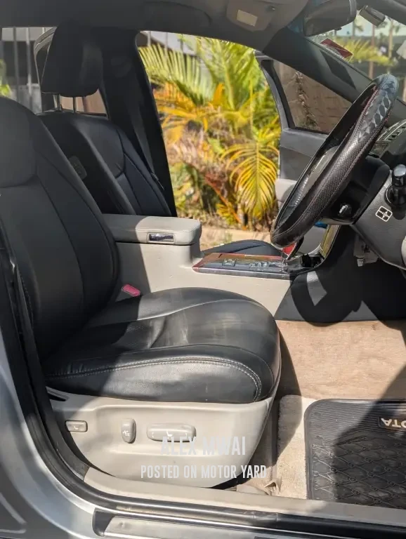 Toyota Crown 2018 Silver