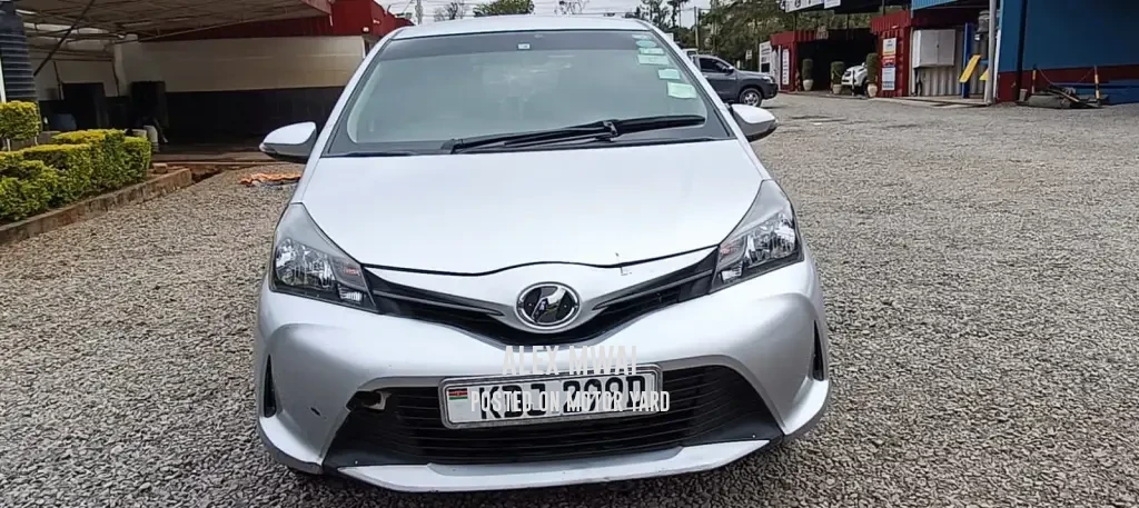 Toyota Vitz 2015 Silver