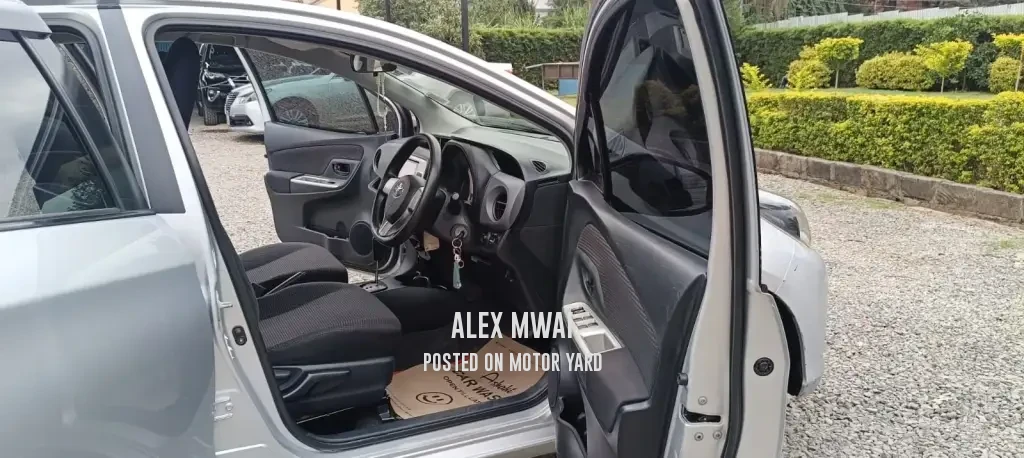 Toyota Vitz 2015 Silver