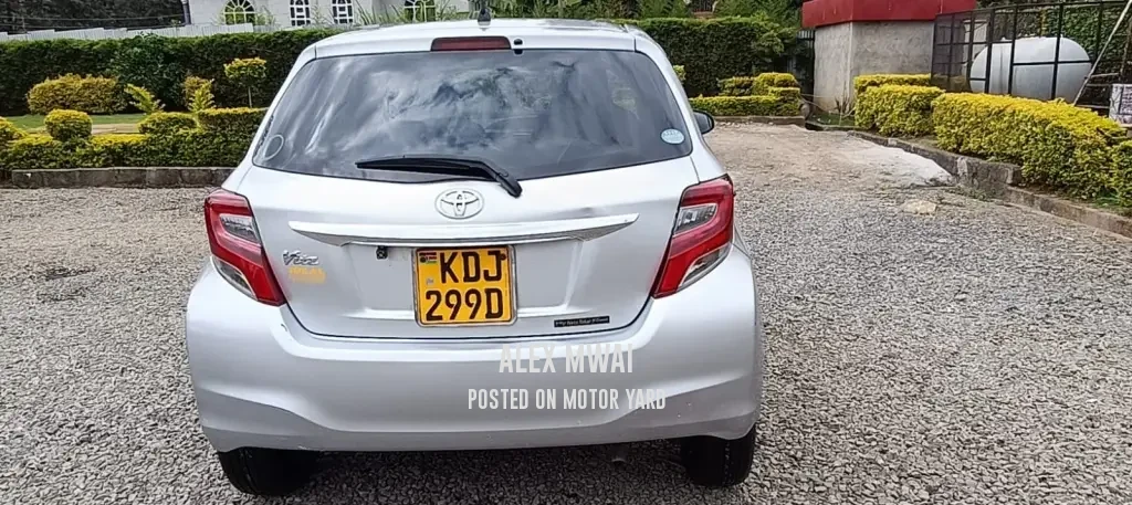 Toyota Vitz 2015 Silver