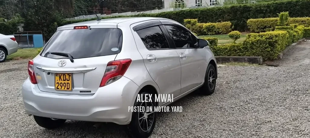 Toyota Vitz 2015 Silver