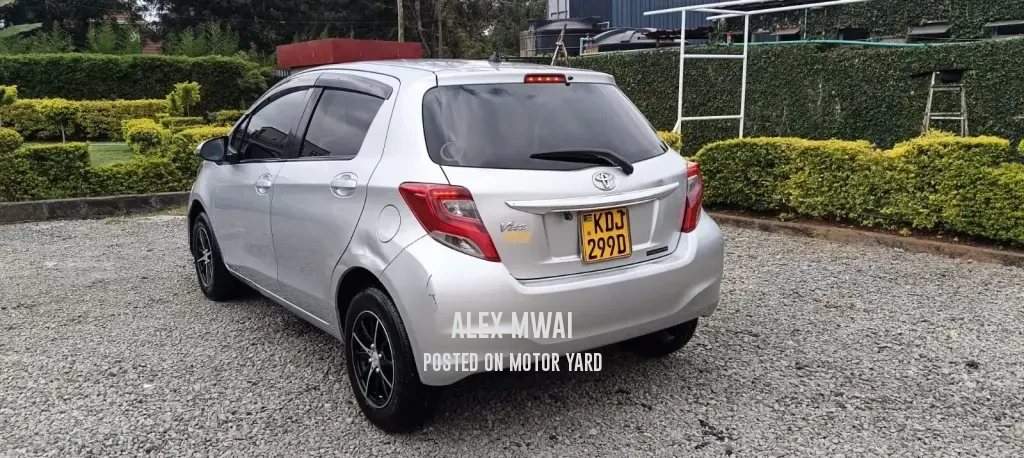 Toyota Vitz 2015 Silver