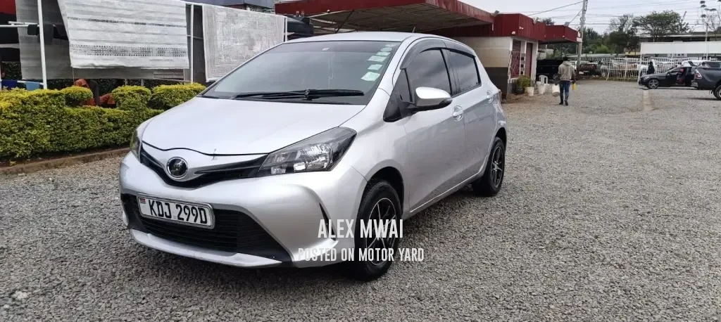 Toyota Vitz 2015 Silver